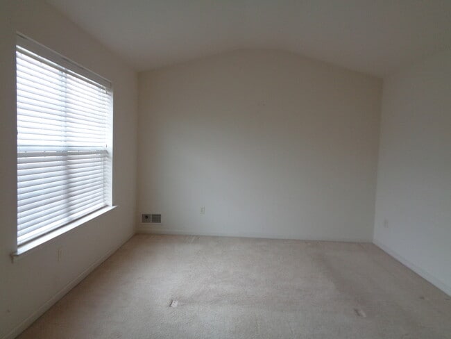 Foto del edificio - BEAUTIFUL FORKS TOWNSHIP TOWNHOME