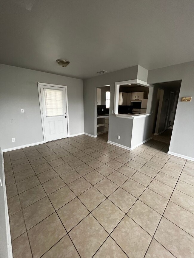 Building Photo - Spacious 4/2 in West JAX!