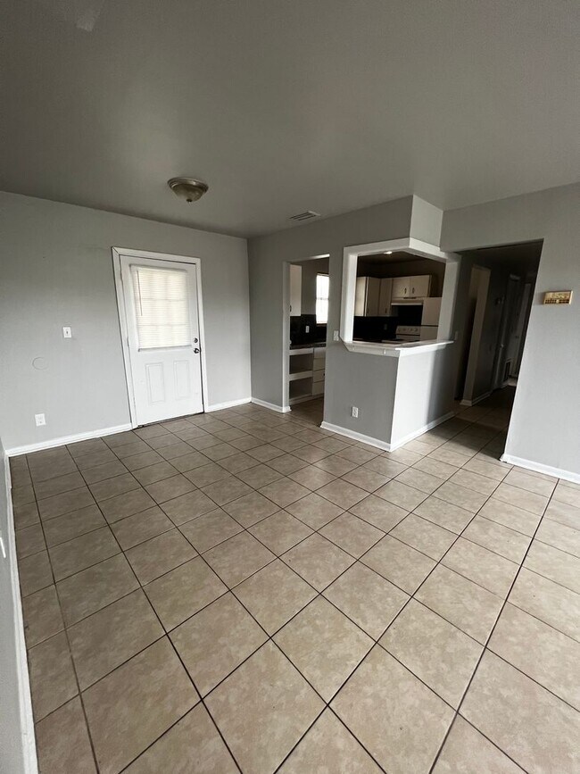 Building Photo - Spacious 4/2 in Westside JAX!