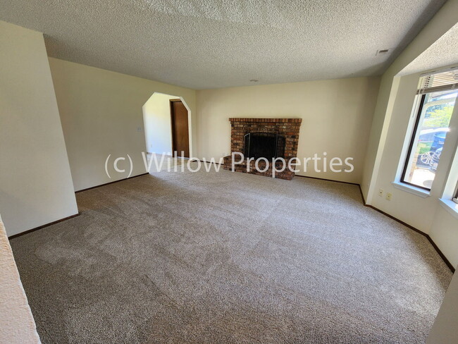 Building Photo - 2 Bedroom Duplex with 1 car garage