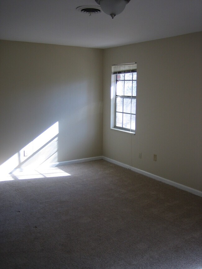 Building Photo - 732 Sanders Rd