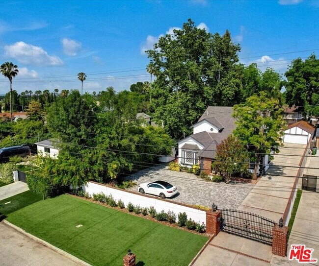 Foto del edificio - 6124 Corbin Ave