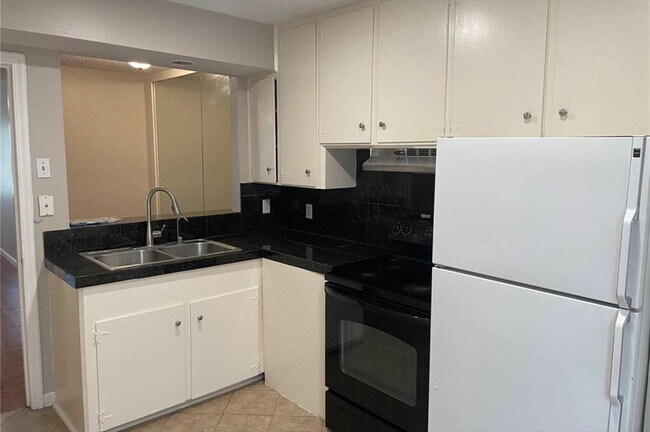 Foto del edificio - 11605 Chimney Rock Rd