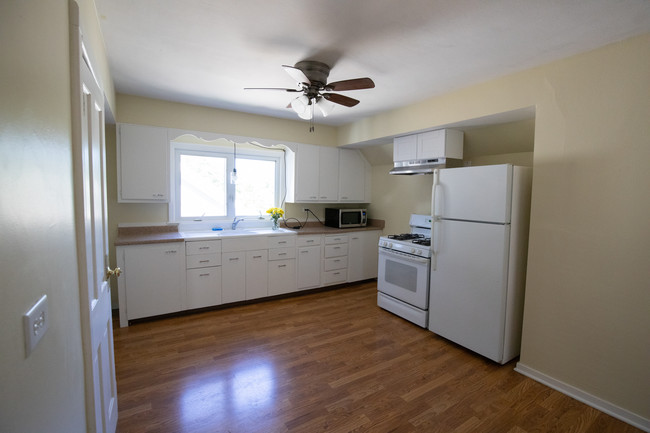 Eat in kitchen with real farmhouse sink ! - 160 W Crystal Lake Ave