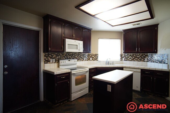 Building Photo - Charming 3-Bedroom Home!