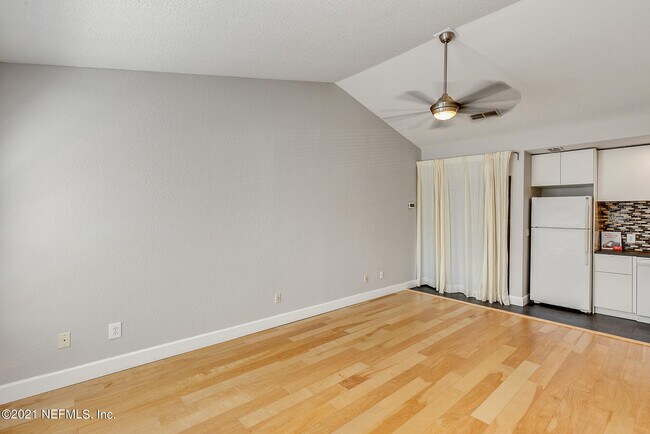 Building Photo - 13700 Richmond Park Dr N