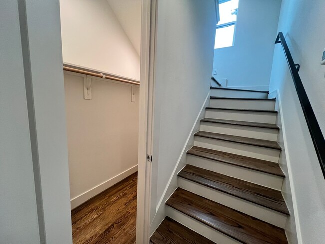 Building Photo - 3 story townhome in the Heights now available