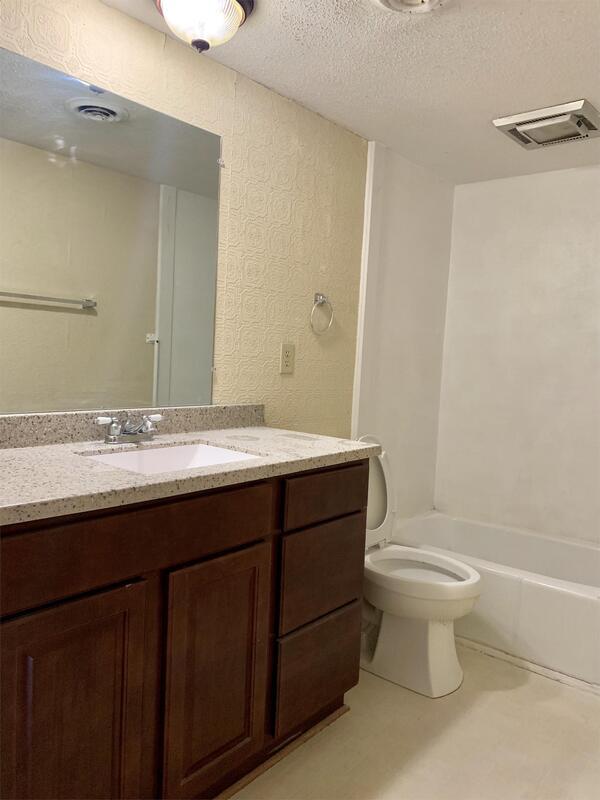 Foto del edificio - 1859 Poplar Woods Cir W