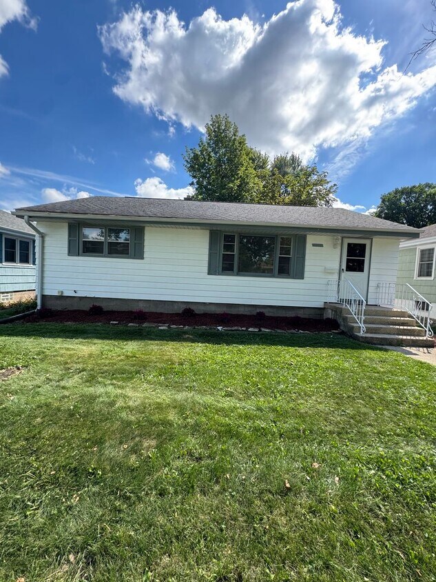 Foto principal - 3 bedroom, 2 bathrooms, 2 car garage-Ranch...
