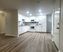 Building Photo - 19 Maple St