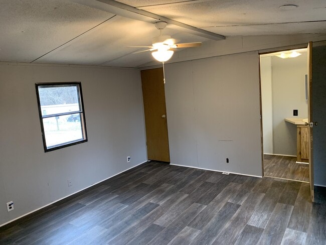 Building Photo - 6693 Skyview Dr