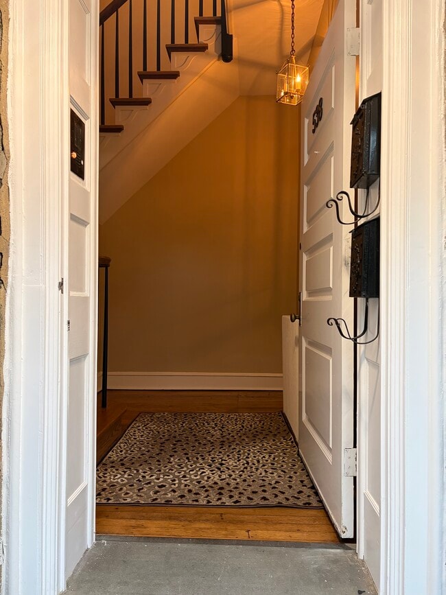 ground floor entrance - 7709 Cherokee St