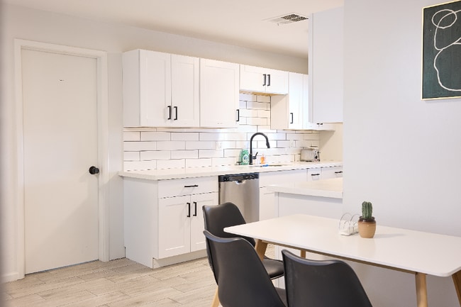 Foto del edificio - 1630 E 12th St