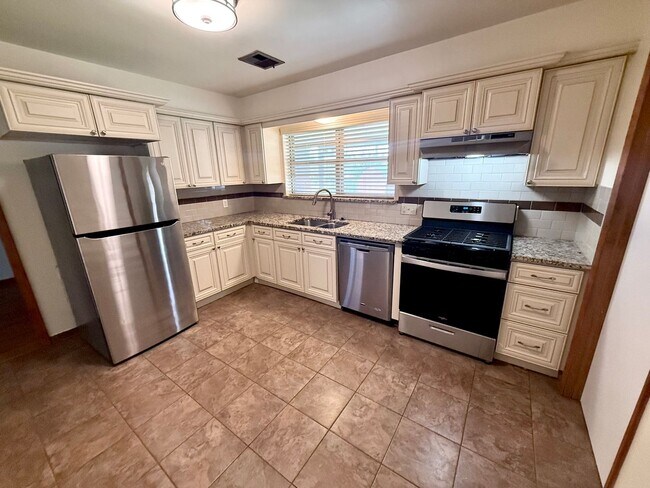Foto del edificio - Charming 3BD 1BA Home in Yukon!!