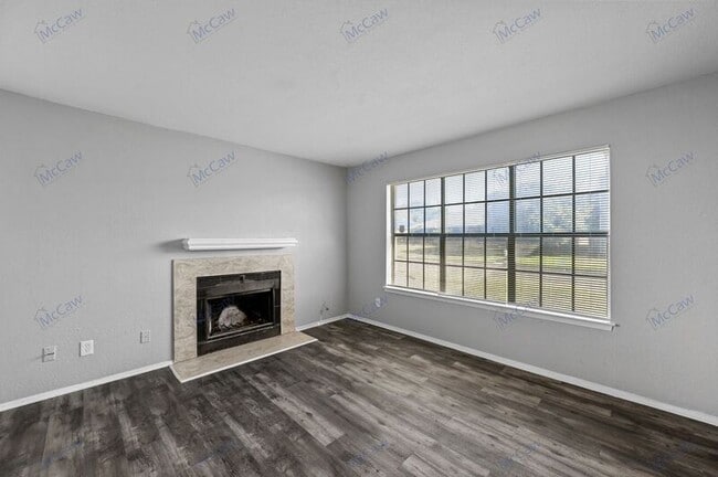 Building Photo - 600 Starlinda Ct
