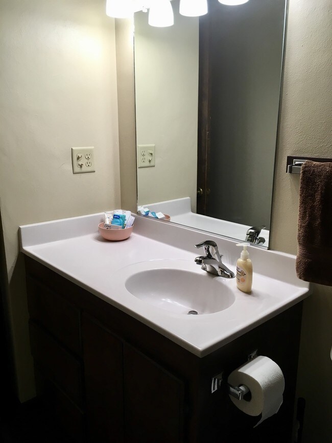 Building Photo - 142 Josslyn St