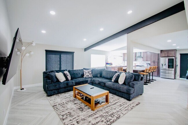 Foto del edificio - Modern 3 Bd, 2.5 Bth, Remodeled Open Floor plan Chef's Kitchen