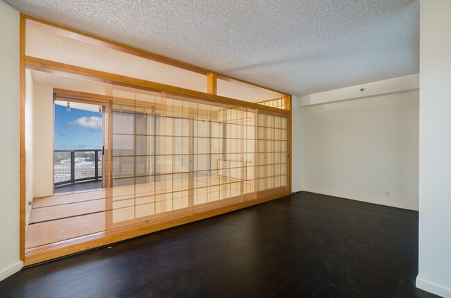Building Photo - Beautiful Ocean View! 1 bedroom Condo with...