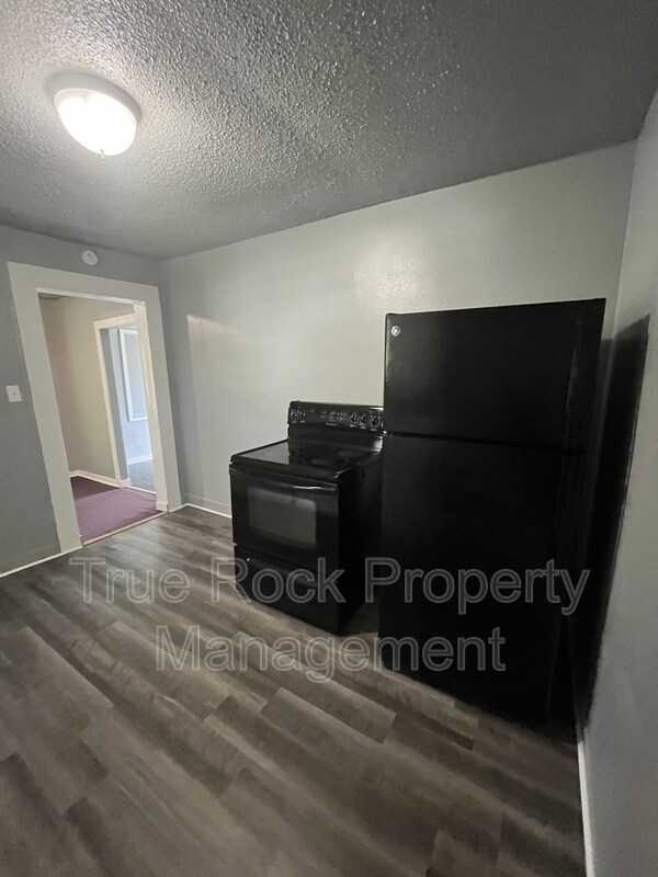 Building Photo - 405 1/2 W 10th
