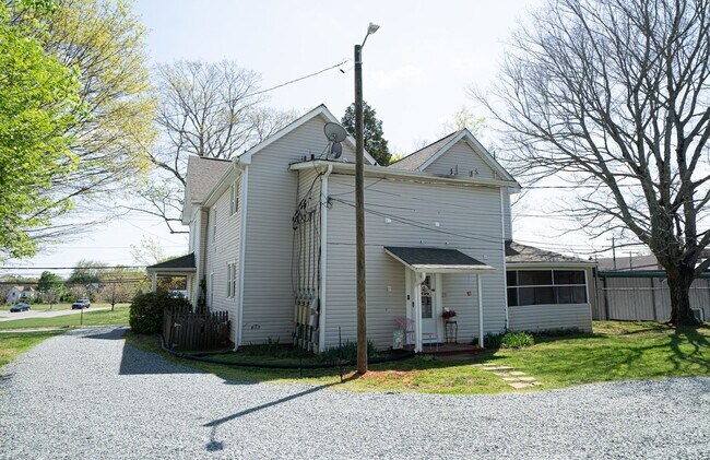 Foto del edificio - $250 Mo Off Special - Historic area - China Grove- 1 bed,1bath Unit
