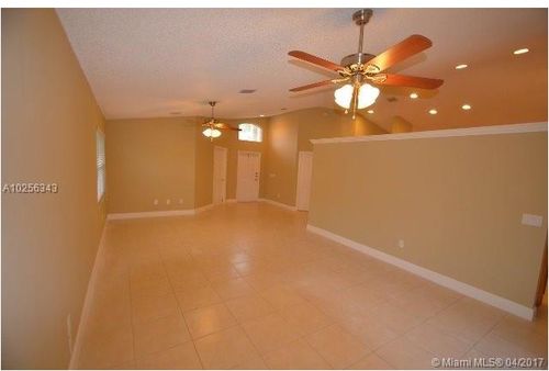 Building Photo - 210 La Costa Ln