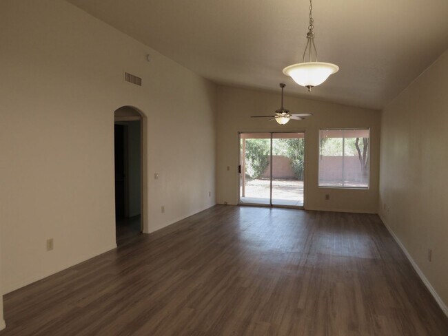 Foto del edificio - Welcome Home! Gorgeous 3BR/2BA Catalina Home in Desirable District 16