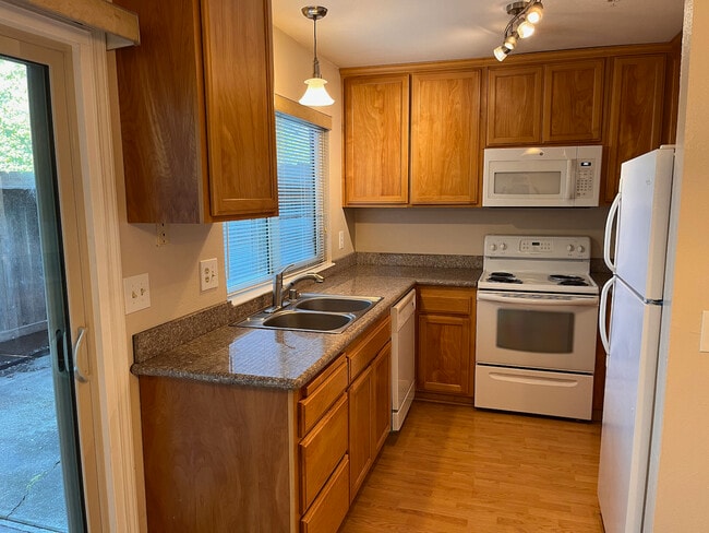 Kitchen - 1004 Eleanor Ave