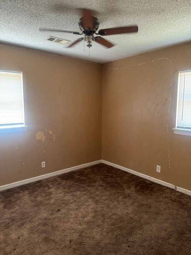 Building Photo - 2 Bedrooms, 1 Bathroom
