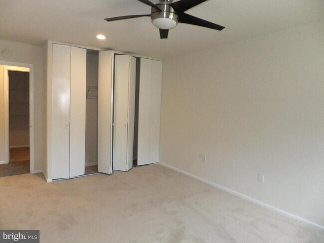 Building Photo - 1650 Oakwood Dr