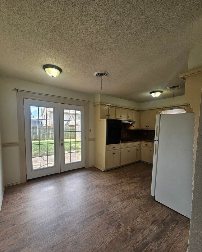 Building Photo - (3) Bed/(2) Bath Avail NOW!! Pet Negotiable!