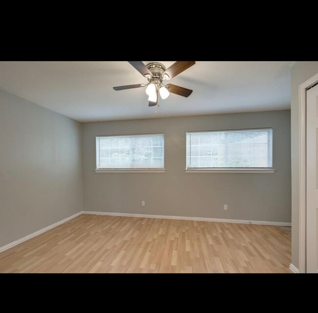 Building Photo - 5320 Lovell Ave