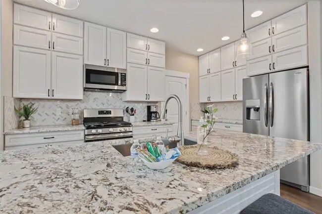 Building Photo - Beautiful 3 bedroom Single Level Home _ Pe...