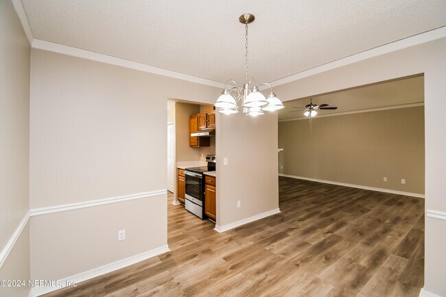 Foto del edificio - 8054 Loch Lomond Ln