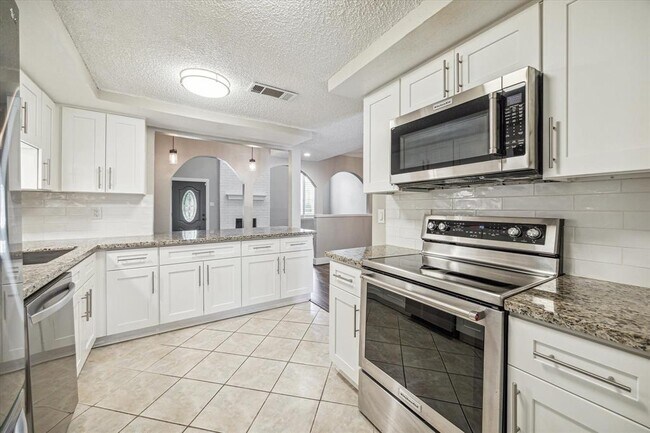 Foto del edificio - 14236 Misty Meadow Ln