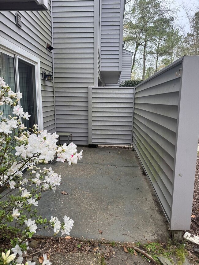 Building Photo - SEASONS TRACE