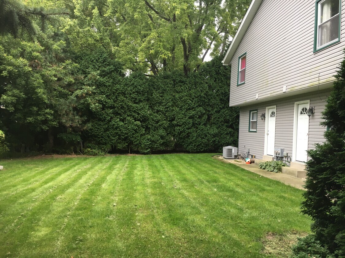 Shared Backyard - 126 W Niesen Dr