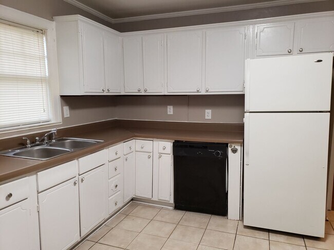 Building Photo - MOVE IN TODAY! Cute 3 bedroom 2 bath located in Sylvan Hills, Atlanta