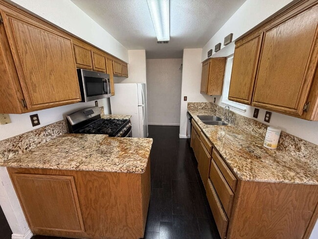 Foto del edificio - Spacious Single-Story Home with Large Yard & Classic Charm