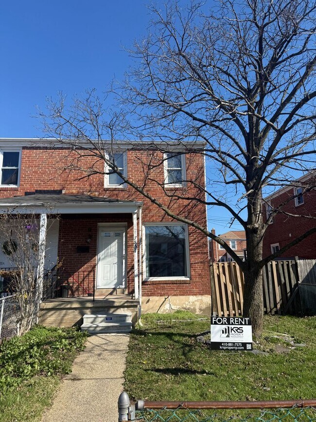 Foto del edificio - End Unit 3BR Townhome in Dundalk | Fresh Paint, Refinished Hardwood Floors, Fenced Yard, Off-Stre...