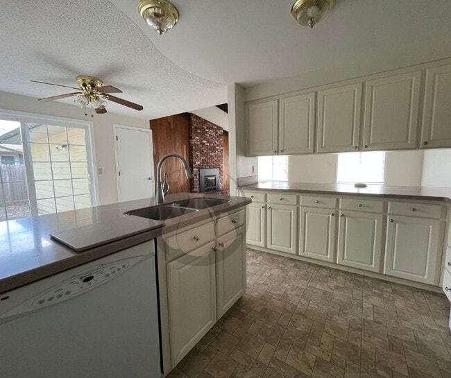 Building Photo - Single Level House-