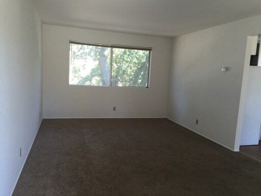 Building Photo - 905 Castlewood Dr