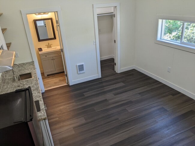 Building Photo - 505 W C St