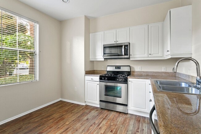 Building Photo - Irvine 2 Bed, 2 Bath With Amenities!!