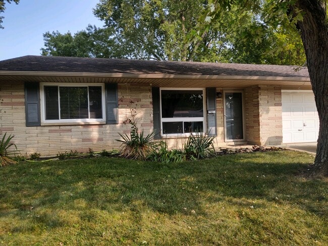 Building Photo - 140 Maple Dr