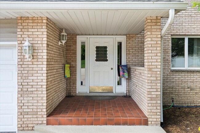Building Photo - 2427 Reynolds Manor Dr