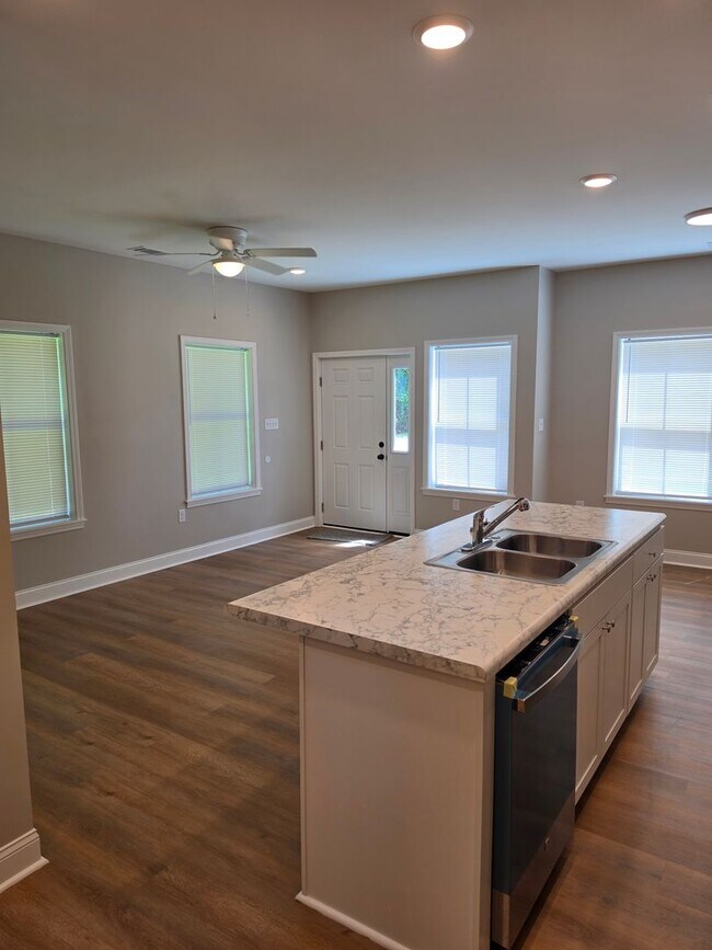 Building Photo - Charming 3 bed, 1.5 bath