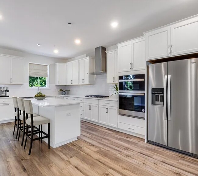 Kitchen - 306 Bennetts Ct