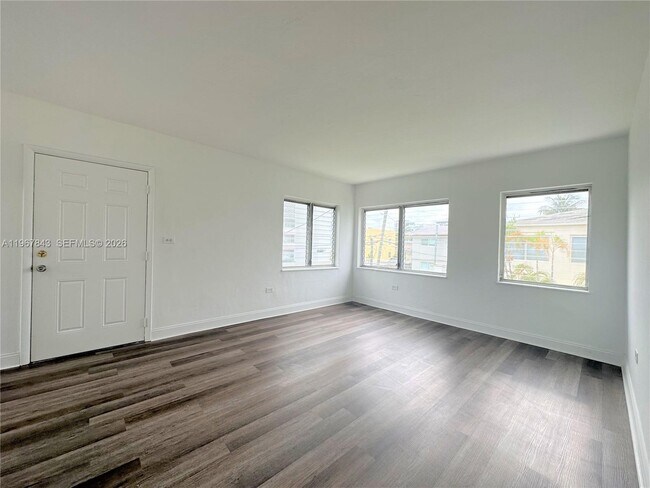 Building Photo - 1910 Biarritz Dr