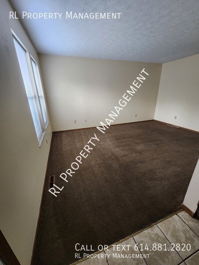 Building Photo - 2 bedroom 1.5 bathroom townhome in Reynold...