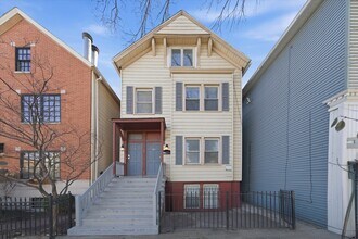 Building Photo - 3037 N Southport Ave